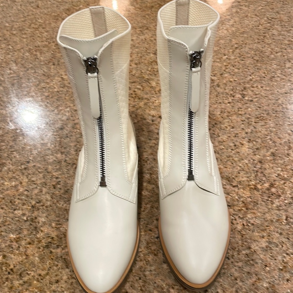 Ladies booties size 7m